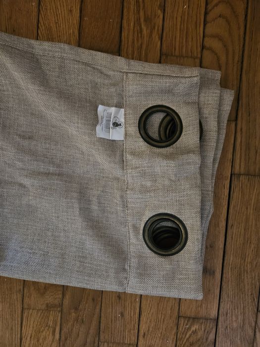 Dois cortinados bege