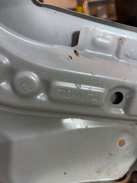 Błotnik przód lewy biała perła 089 Toyota Corolla Cross