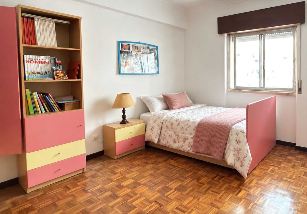 Mobília de quarto de solteiro completa – cama, mesa cabeçeira e estante