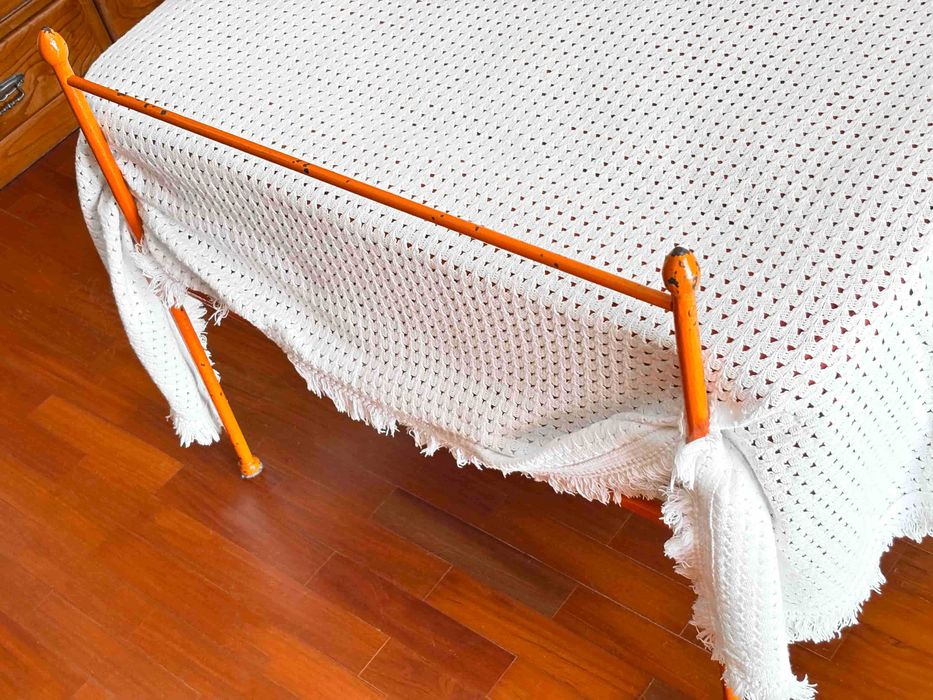 Venda Urgente - CAMA muito Antiga de Ferro maciço + Apoio LAVATÓRIO