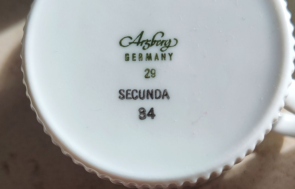 Pięć filiżanek marki ARZBERG z serii Secunda/Loffelhardt