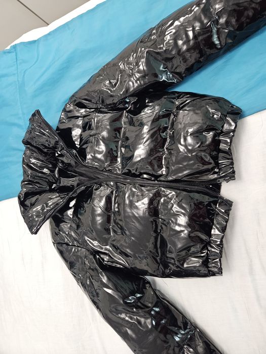 Czarna błyszcząca lakierowana kurtka prettylittlething xxs 32
