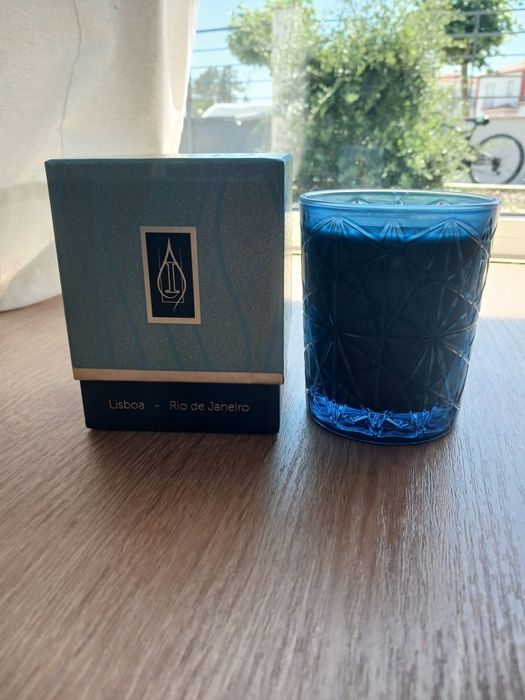 Vela Perfumada Premium "Lisboa – Rio de Janeiro" em Copo de Vidro Trabalhado Azul