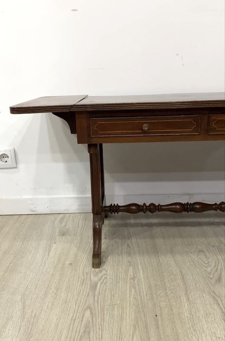 Mesa de apoio com abas.