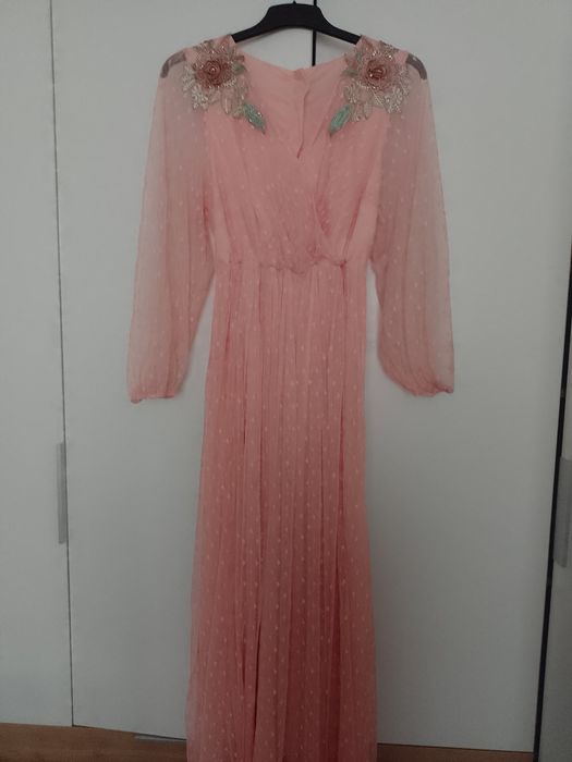 Długa sukienka ze zdobieniami