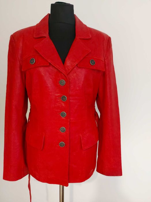 Czerwona skórzana kurtka