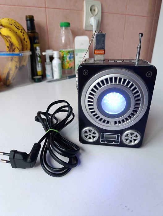 Радиоприемник от сети с аккумулятором и USB, SD и двумя фонариками Радио от сети / Аккумуляторное радио