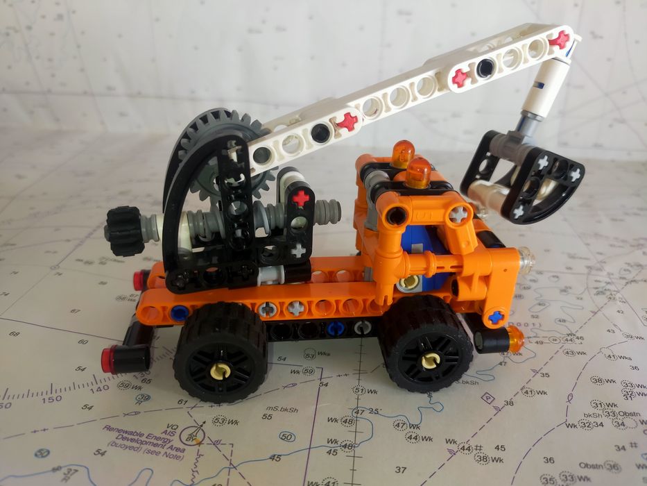 LEGO 42088 cherry picker