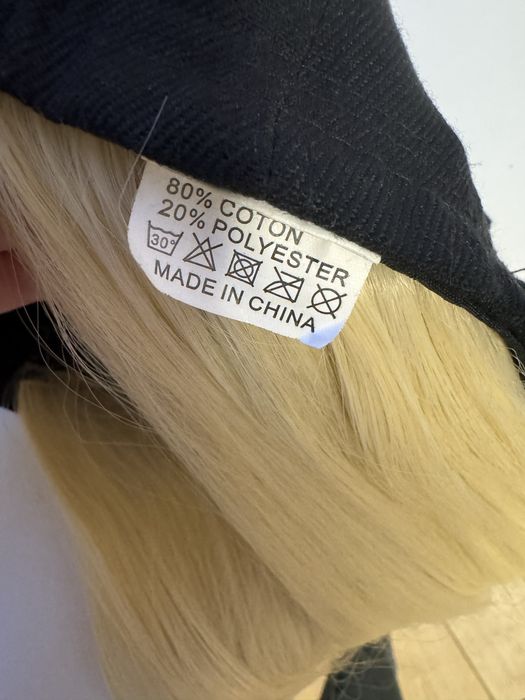 Czarna czapka z daszkiem z wlosami bardzo jasny blond