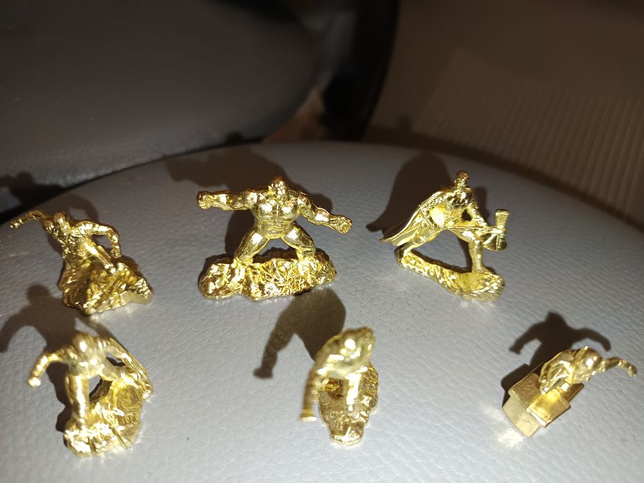 9 małych metalowych figurek superbohaterów Marvela