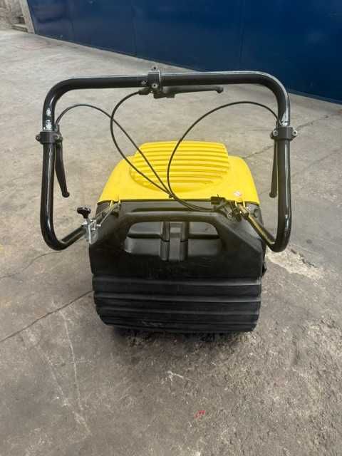 Varredora Kärcher KSM 750  Motor Honda a gasolina  Só 260 horas com escova suplente