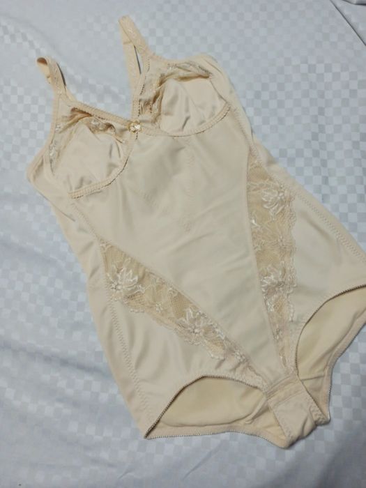 95b стягуюче корегуюче боді з м'якими чашками