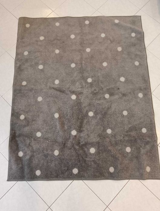 2 Tapetes IKEA LEN Cinza com Bolinhas Brancas 133x160 cm