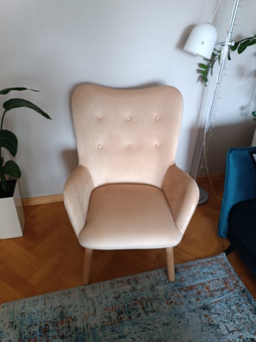 Fotel uszak na drewnianych nogach