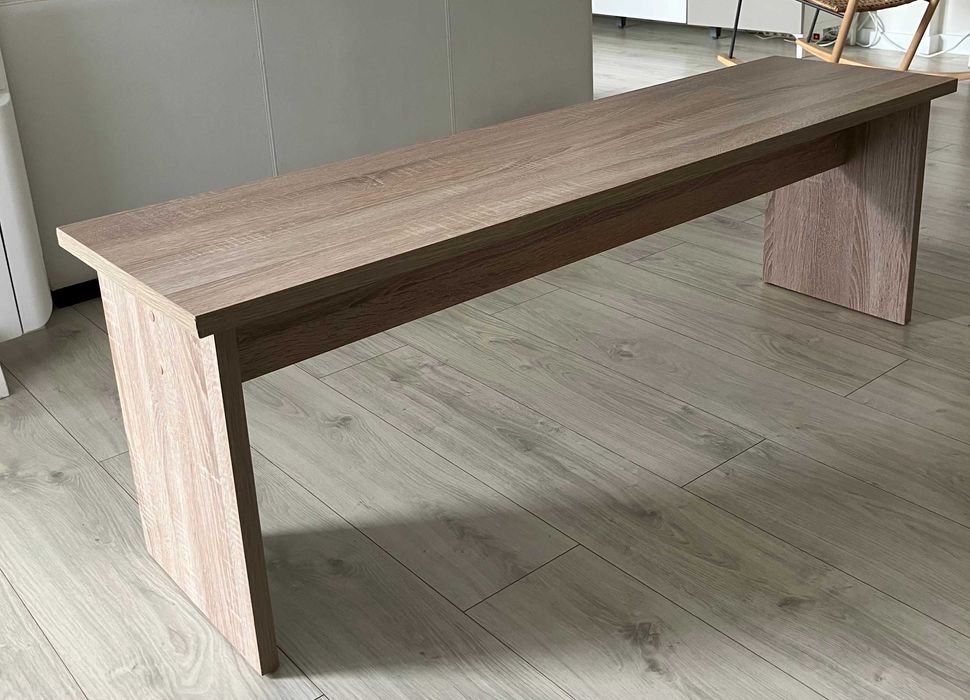 Conjunto de mesa e bancos para interior.