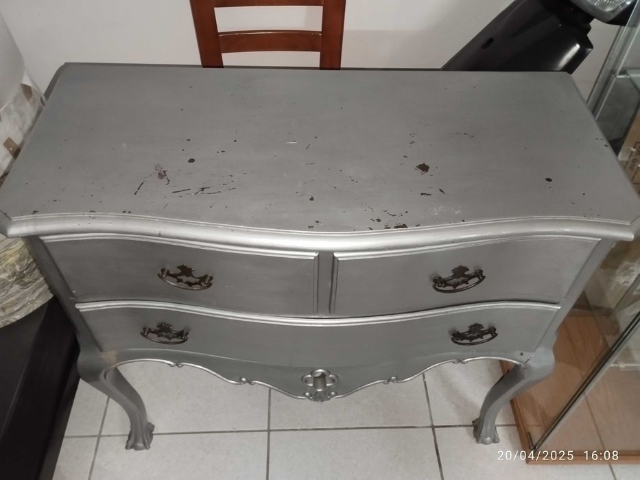 Cómoda clássica tipo barriga