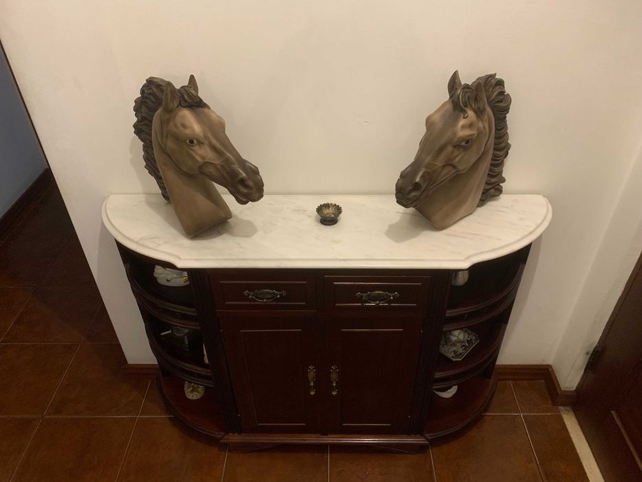 Armário de madeira com tampo mármore - 1,21x0,80m