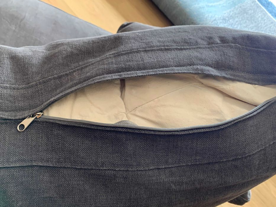 Poltrona, sofá de corpo e meio com pousa pés.