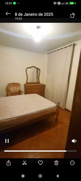 Cómoda de madeira com espelho