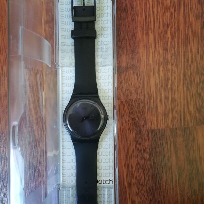 Swatch grande preto.