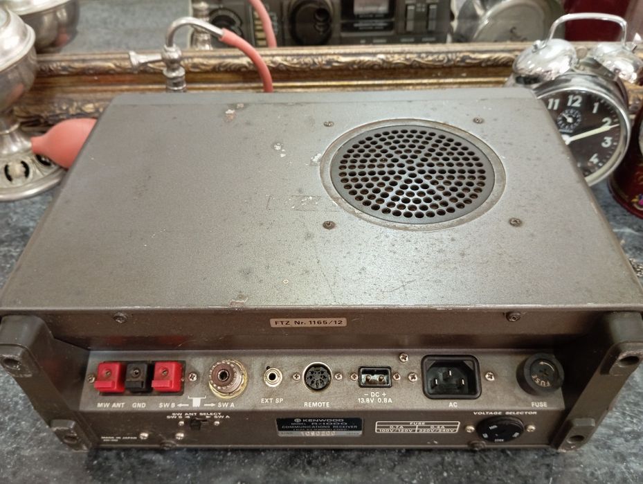 Radio Amador Kenwood R-1000, um recetor de comunicações de ondas curta