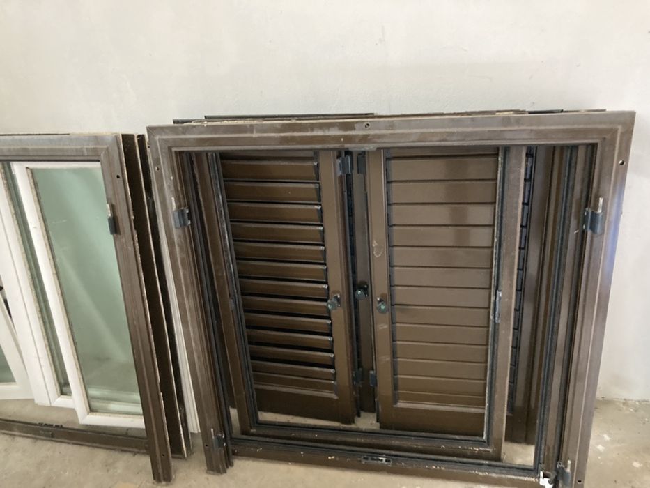 Portadas exteriores em aluminio castanho