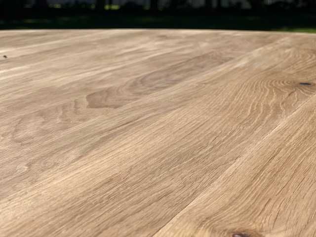 Duży dębowy, okrągły stół rozkładany z białą nogą