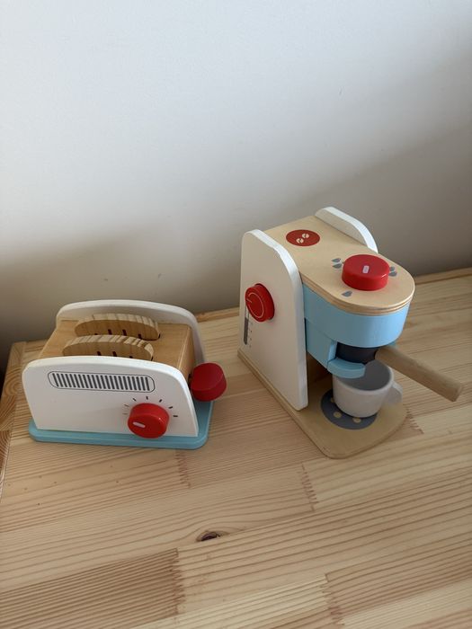 Cozinha Ikea com vários acessórios e conjunto de maquinas e alimentos