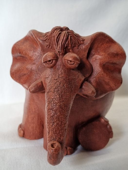 Elefante em barro com 11 cm