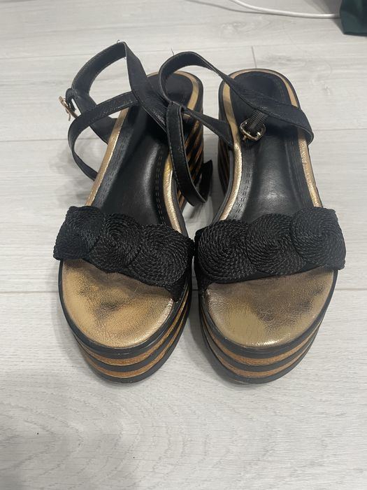 Женские босоножки черные/золотые, 38 размер, на танкетке