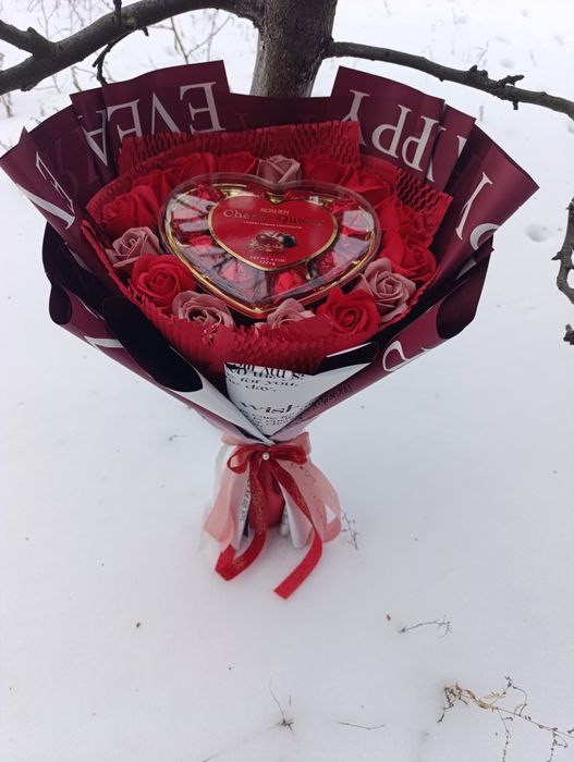 Букети з цукерок та мильних квітів, подарунок до свята весни