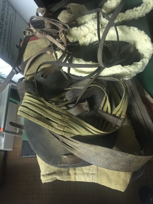 2 caixas de arreios, 1 arreio de Torres Novas e 2 arreios da ordem