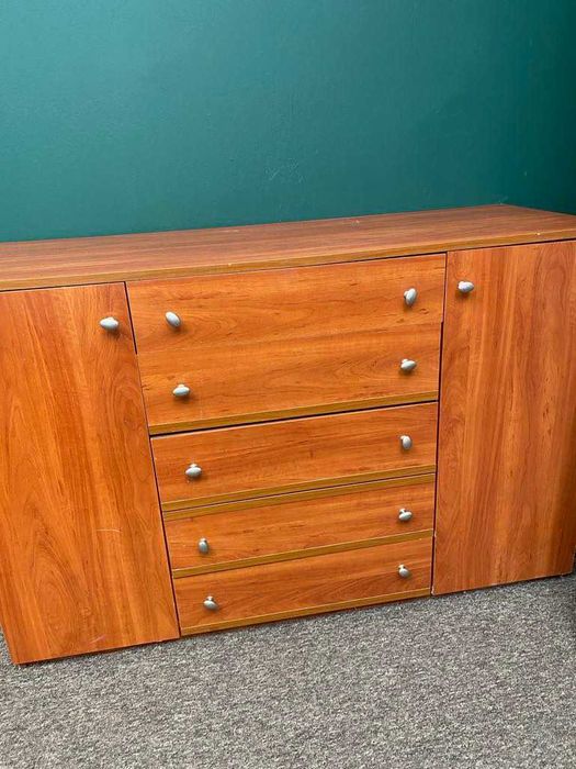 Komoda kolor calvados 145 x 53 cm szuflady półki