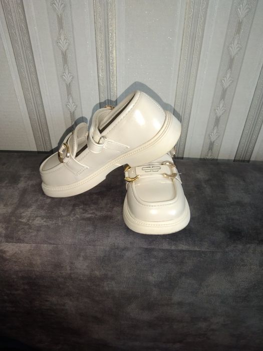 Лофери на дівчинку 30 розмір ідеал.