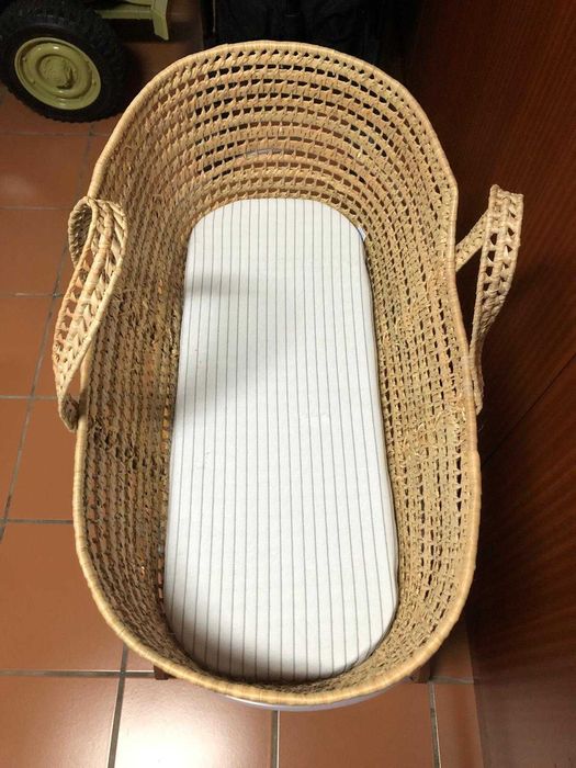 Alcofa para bébé com colchão; resguardos; cobertas e almofadas