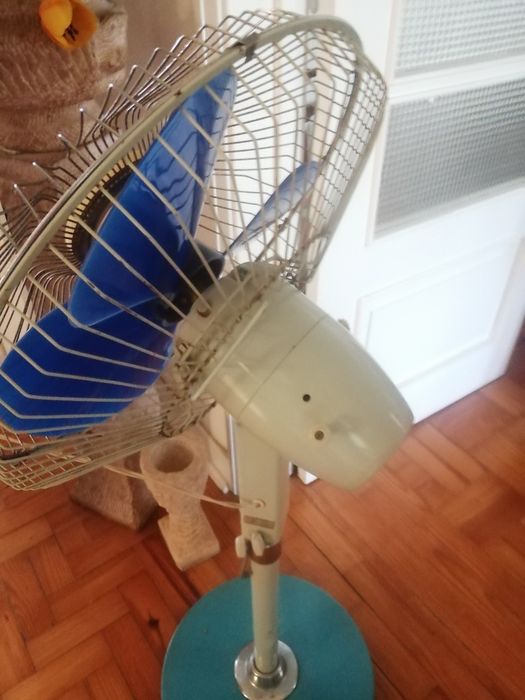 Ventoinha de pé e com rodas usada em bom estado de funcionamento
