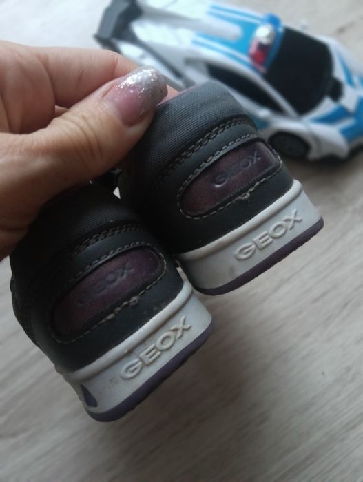 Buty sportowe dla dziewczynki marki Geox rozmiar 22