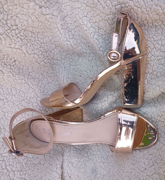 Босоніжки танкетка, платформа плоска підошва