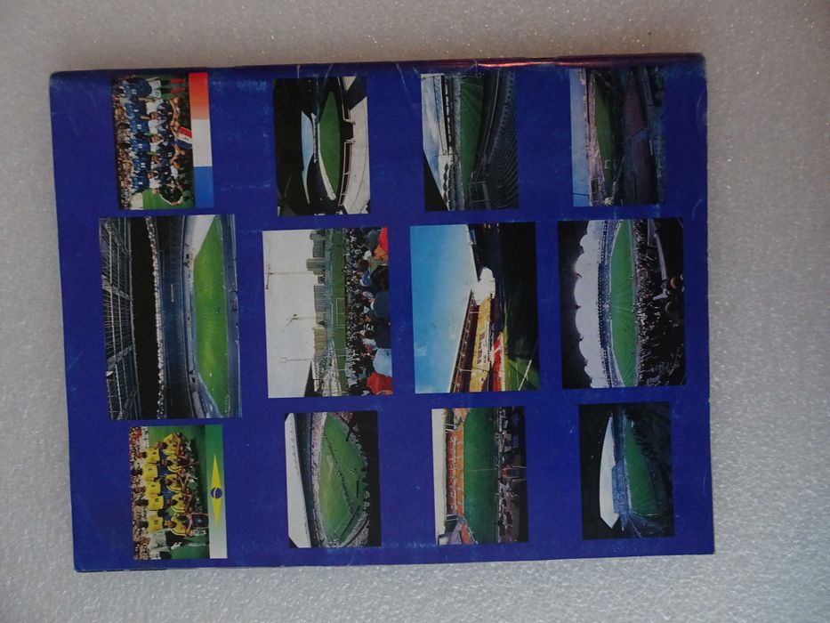 Caderneta de cromos de futebol Mundial de Futebol Francia 1998 tem 216