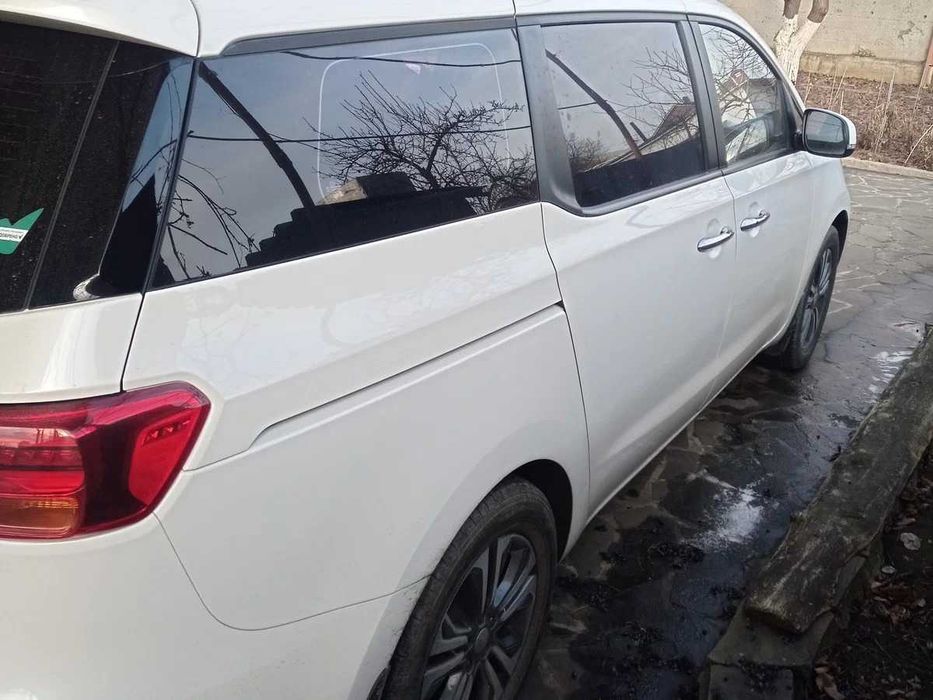 Kia Carnival 2018 сімейний автомобіль