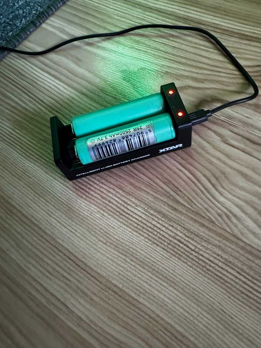 Ładowarka XTAR + 2x Akumulator Samsung 25R 18650 2500mAh 3.7V