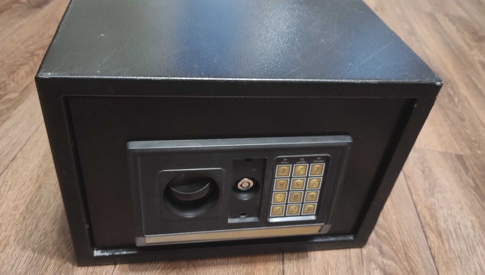 Сейф меблевий з електронним замком (25х35х25 см)