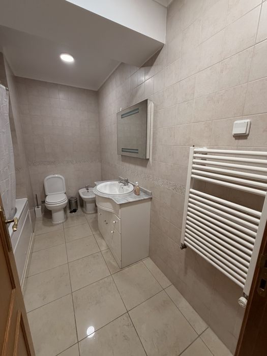 Arrenda-se quartos ou suite (quarto com wc exclusivo) no centro de Leiria, alguns  com ar condicionado e aquecimento central