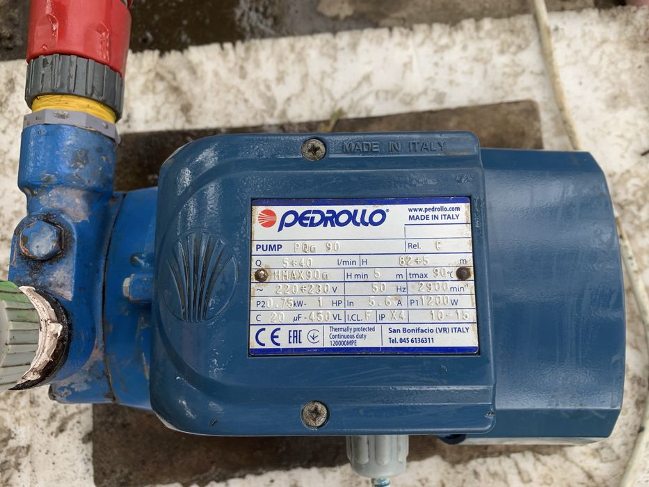 Поверхневий насос PEDPOLO  PQm  90 у робочому стані . Характеристика на бірці  дивись фото