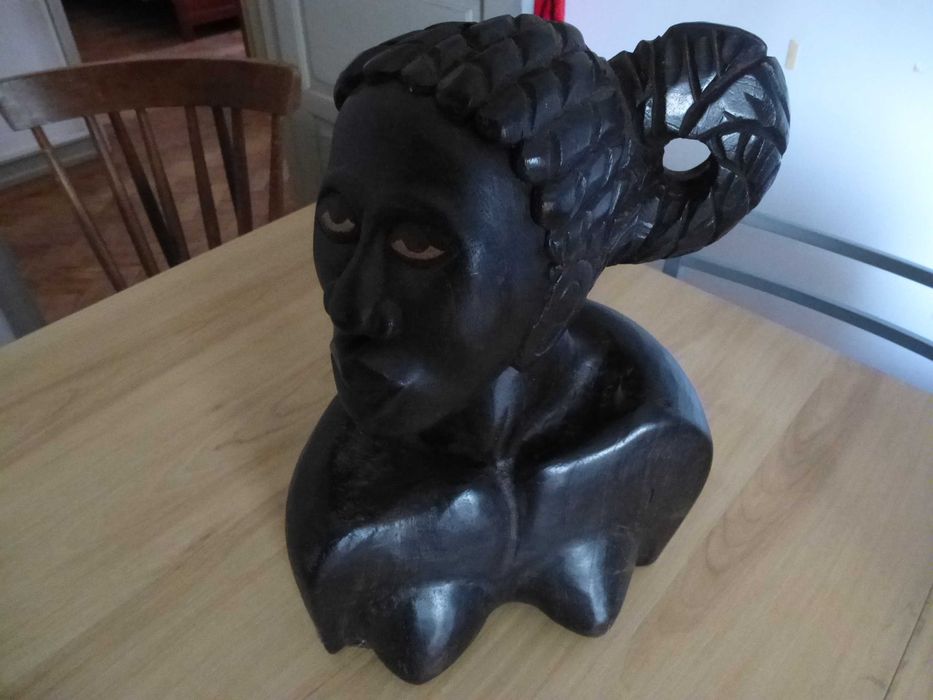 Busto de mulher Africana em Pau Preto