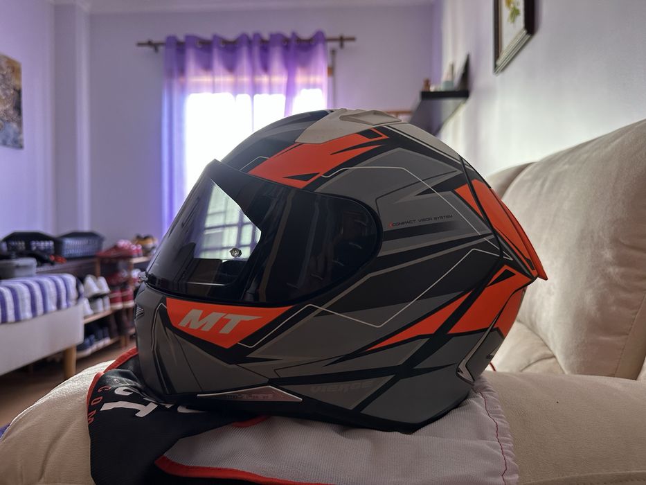 Vendo 2 capacetes MT Helmets Javi Vierge