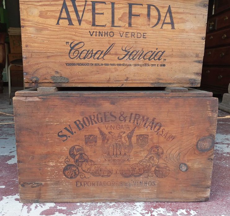 Antigas caixas do Vinho em madeira vazias
