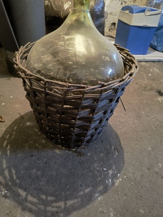 Balon na wino z koszem