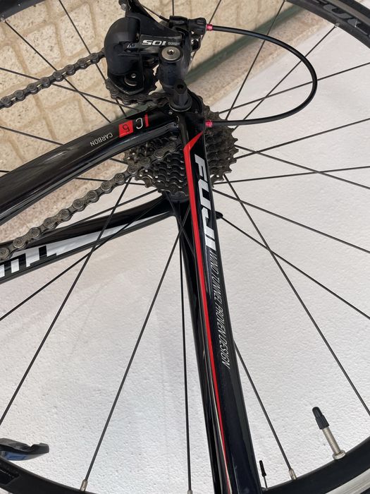 Bicicleta de Ciclismo Fuji em Carbono