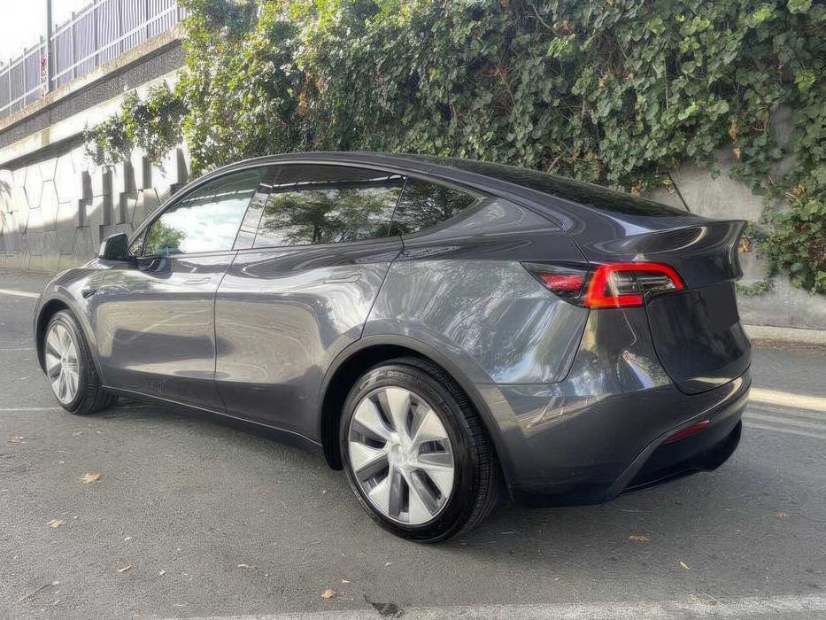 Tesla Model Y Long Range      2023
